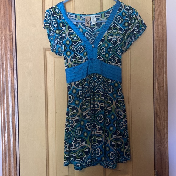 L8teR Blue and Green top that ties in the back - Picture 2 of 3